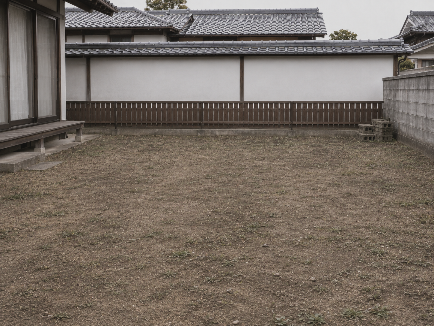 施工前の裏庭。踏み固められた土と雑草だけで、飛石も植栽もない